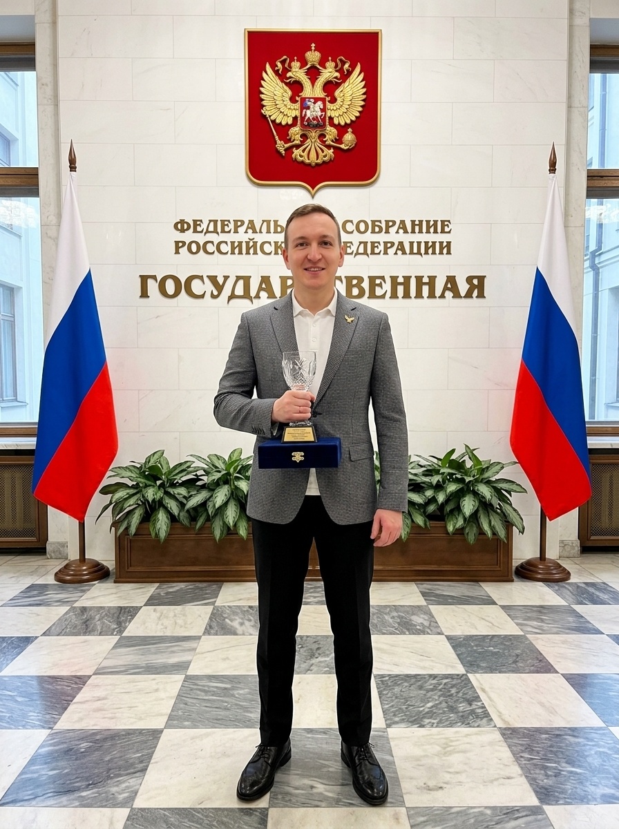 Портрет мужчины с наградой в зале Госдумы РФ