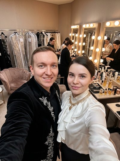 Селфи за кулисами показа моды в гримерной