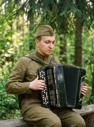 Кинематографичный портрет мужчины в ретро-военной форме с баяном