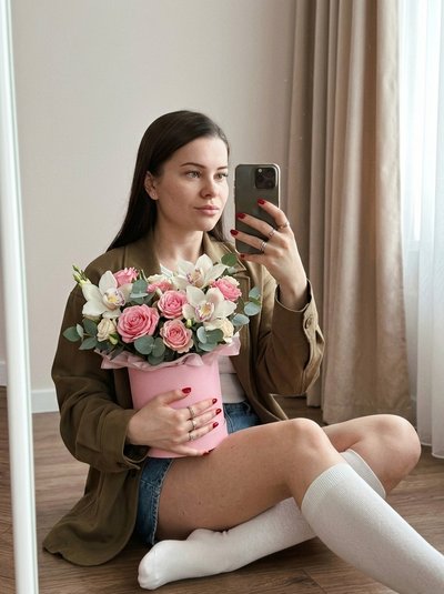Зеркальное селфи девушки с цветами в интерьере
