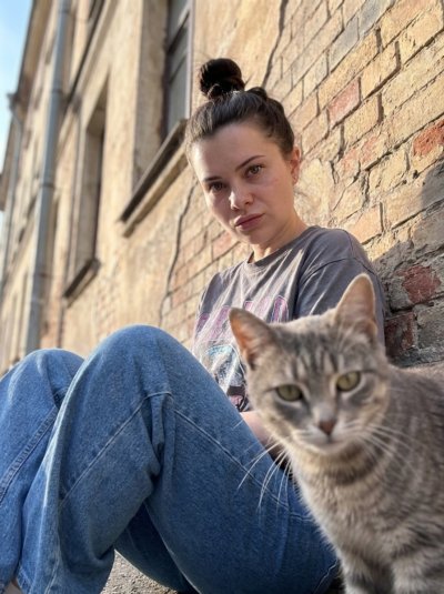 Кот и дерзкая девушка у старой стены