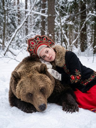 Девушка в кокошнике на медведе в зимнем лесу