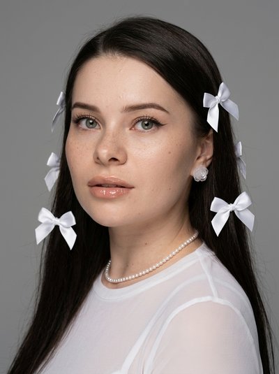 Студийный портрет в белых бантиках и сетчатой кофте
