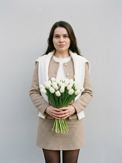 Девушка в твидовом костюме с тюльпанами