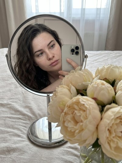 Селфи с пионами через зеркало в дневном свете