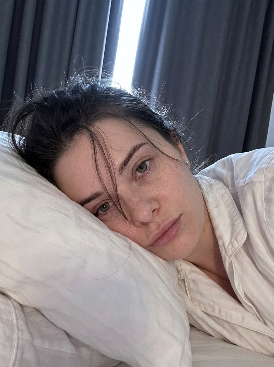 Интимный утренний selfie девушки в кровати