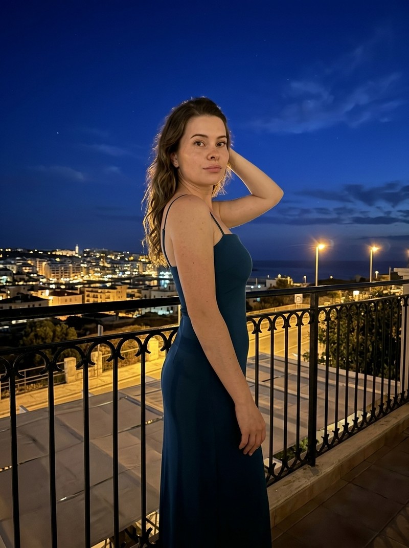 Вечерний портрет девушки на балконе в платье midnight teal
