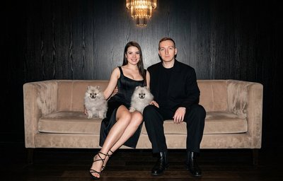 Фотореалистичная пара в отеле dark luxury с шпицами