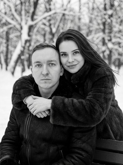 Чёрно-белый портрет пары в зимнем парке
