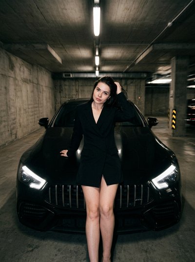 Ночной fashion-кадр девушки у Mercedes в паркинге