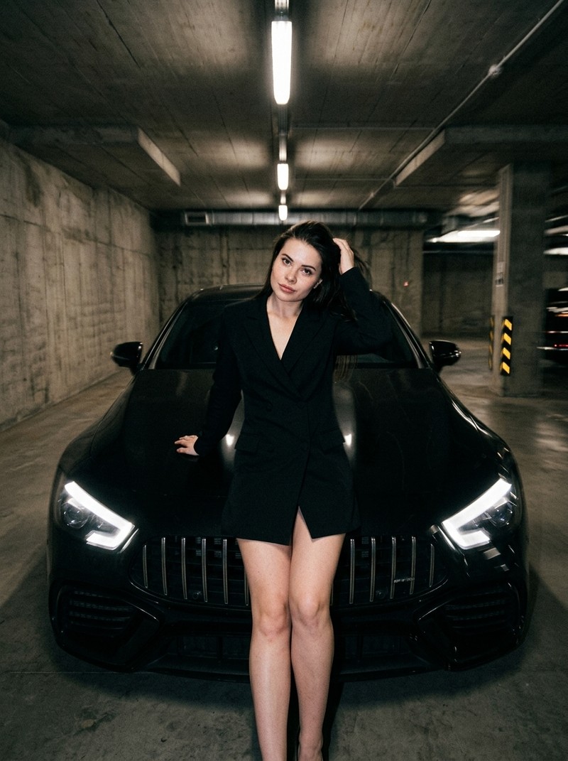 Ночной fashion-кадр девушки у Mercedes в паркинге