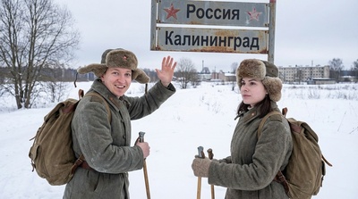 Советская пара на лыжах у границы Калининграда