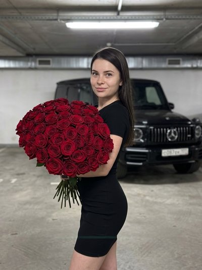 Модный портрет с розами в индустриальном паркинге