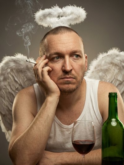Фотореалистичный портрет мужчины-ангела с сигаретой