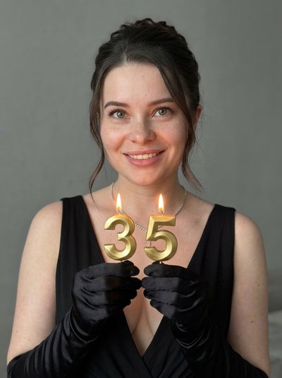 Женский портрет с золотистыми свечами 3 и 5